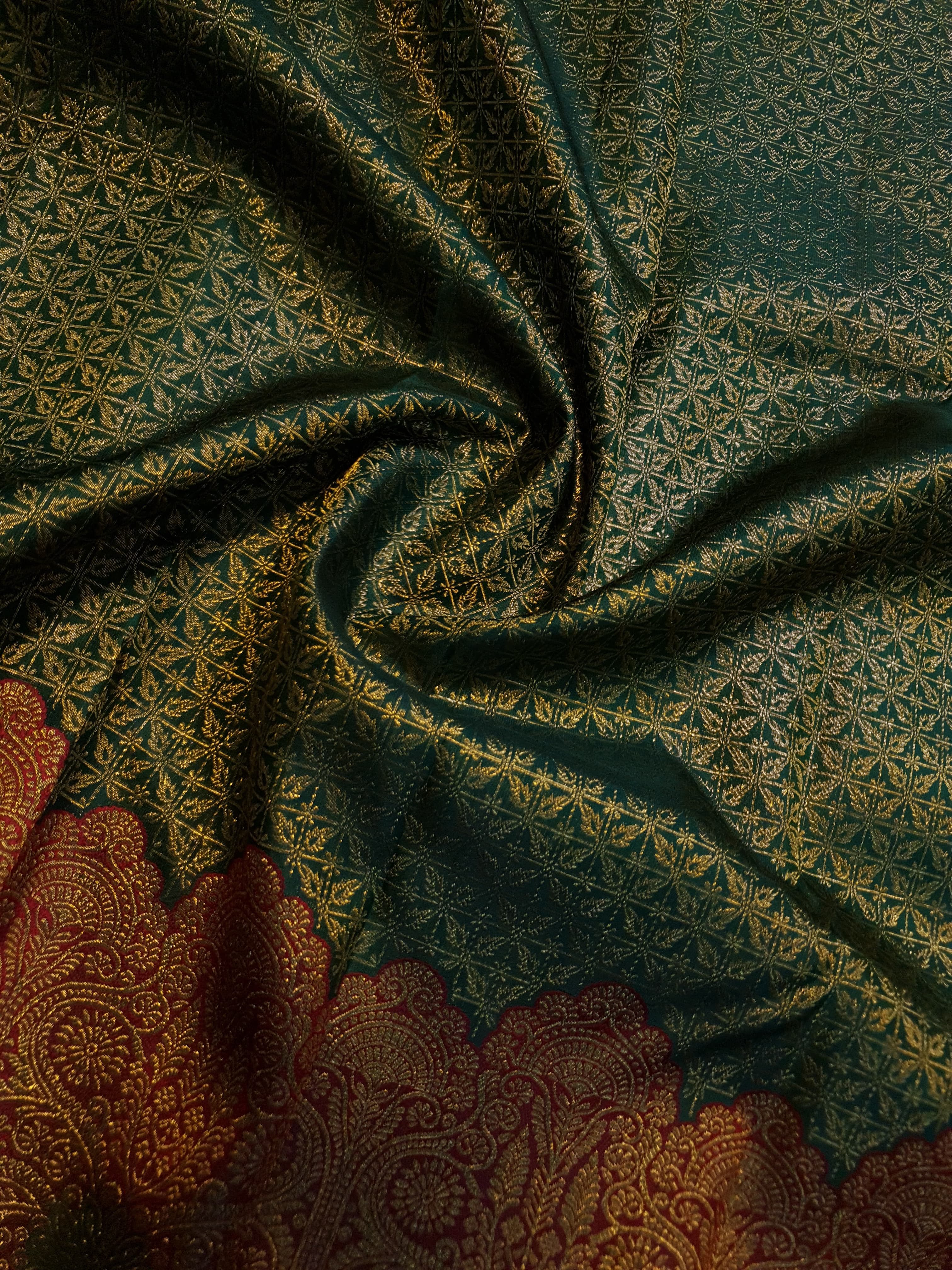 Bottle Green Kanchipuram handloom pattu silk saree featuring intricate 2G gold weave, a rich contrasting Red pallu, matching Red borders, and a certified silk mark weave.