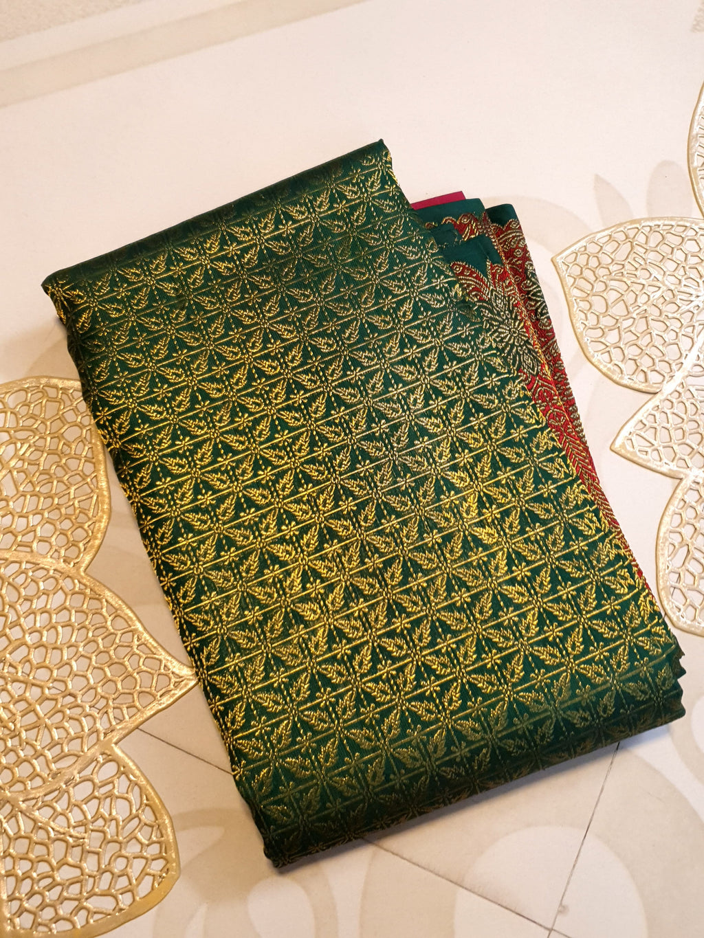 Bottle Green Kanchipuram handloom pattu silk saree featuring intricate 2G gold weave, a rich contrasting Red pallu, matching Red borders, and a certified silk mark weave.