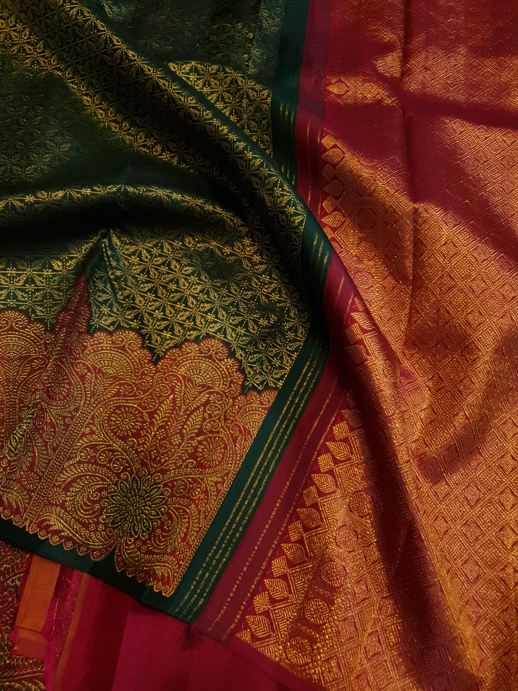 Bottle Green Kanchipuram handloom pattu silk saree featuring intricate 2G gold weave, a rich contrasting Red pallu, matching Red borders, and a certified silk mark weave.