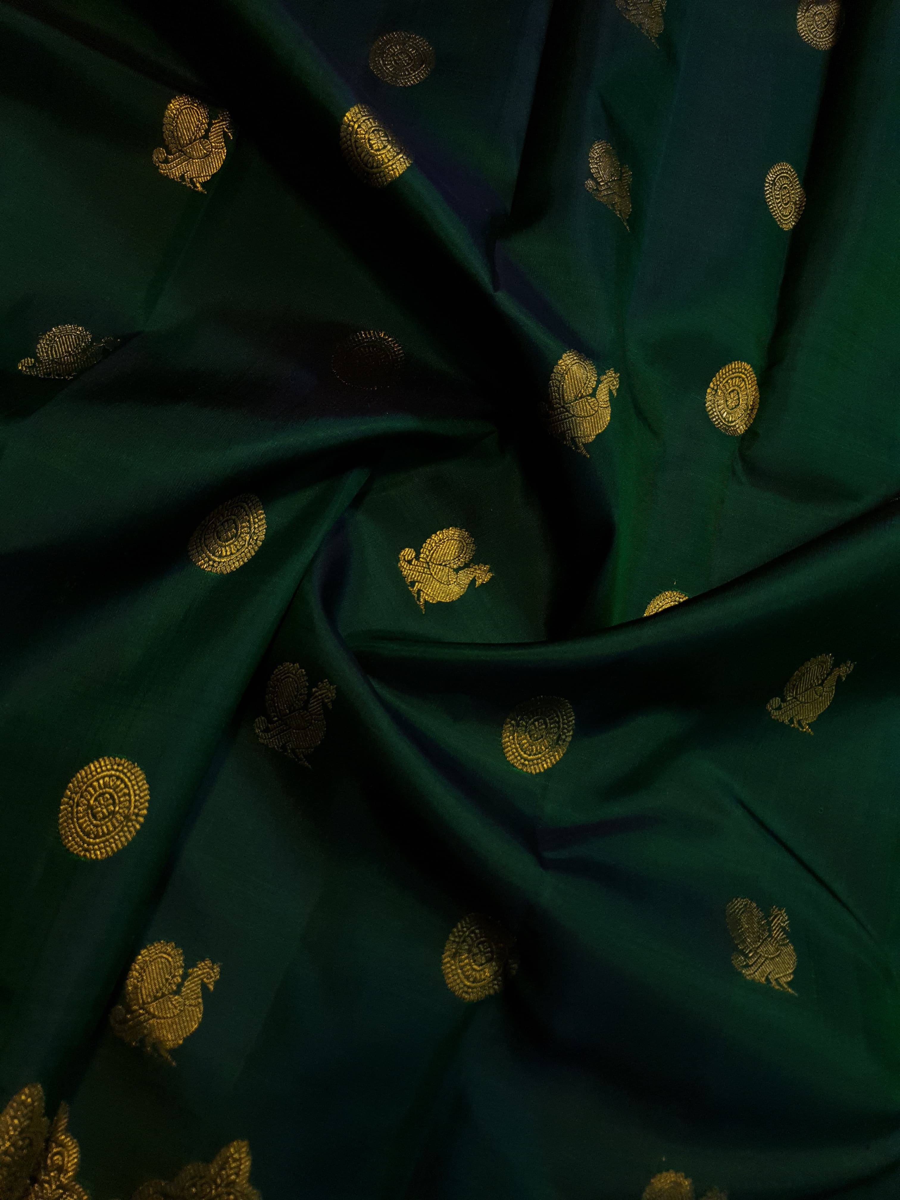 Bottle Green Kanchipuram handloom pattu silk saree featuring 2G gold zari motifs, a rich traditional border, and Silk Mark certification.