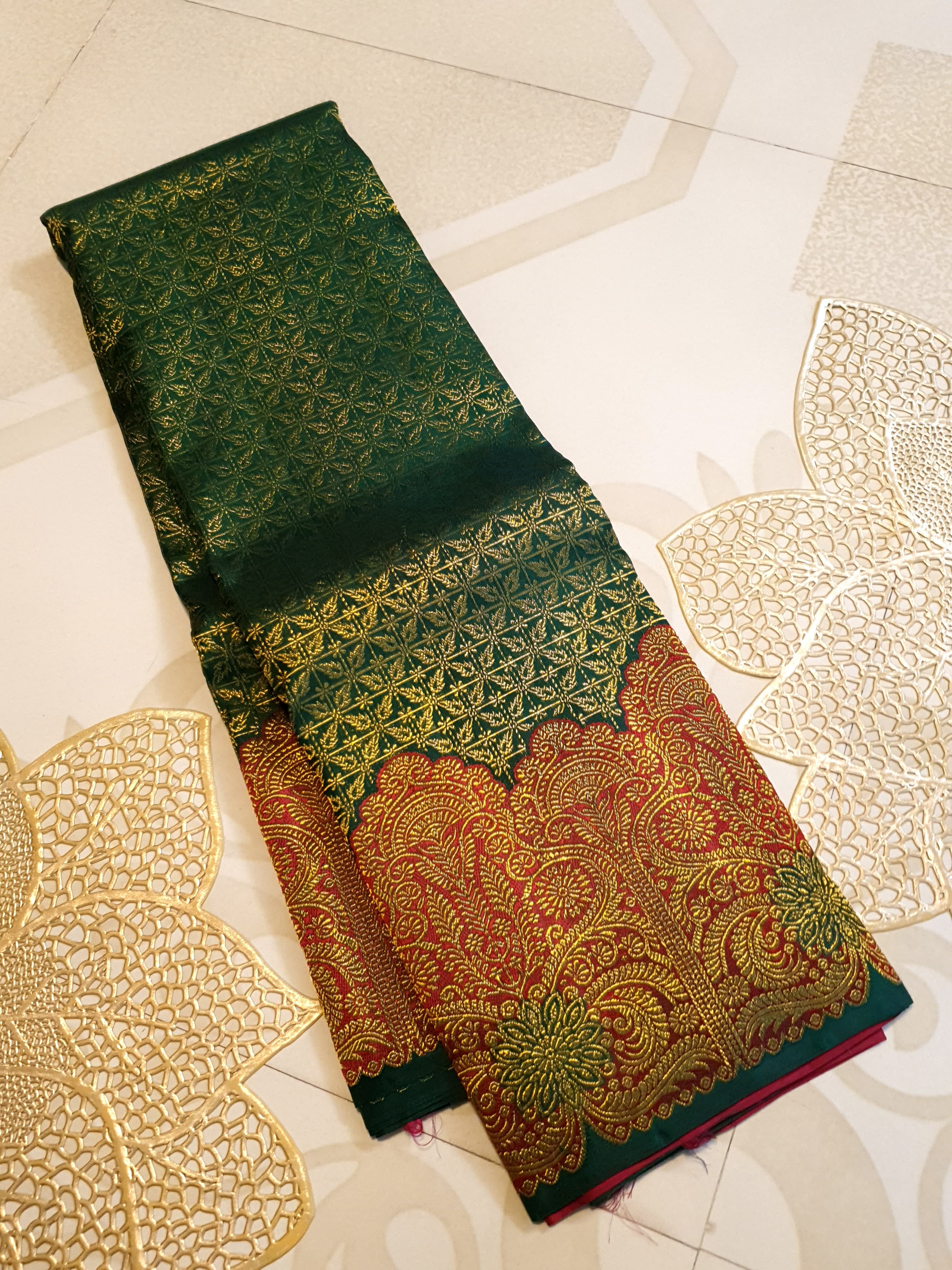 Bottle Green Kanchipuram handloom pattu silk saree featuring intricate 2G gold weave, a rich contrasting Red pallu, matching Red borders, and a certified silk mark weave.