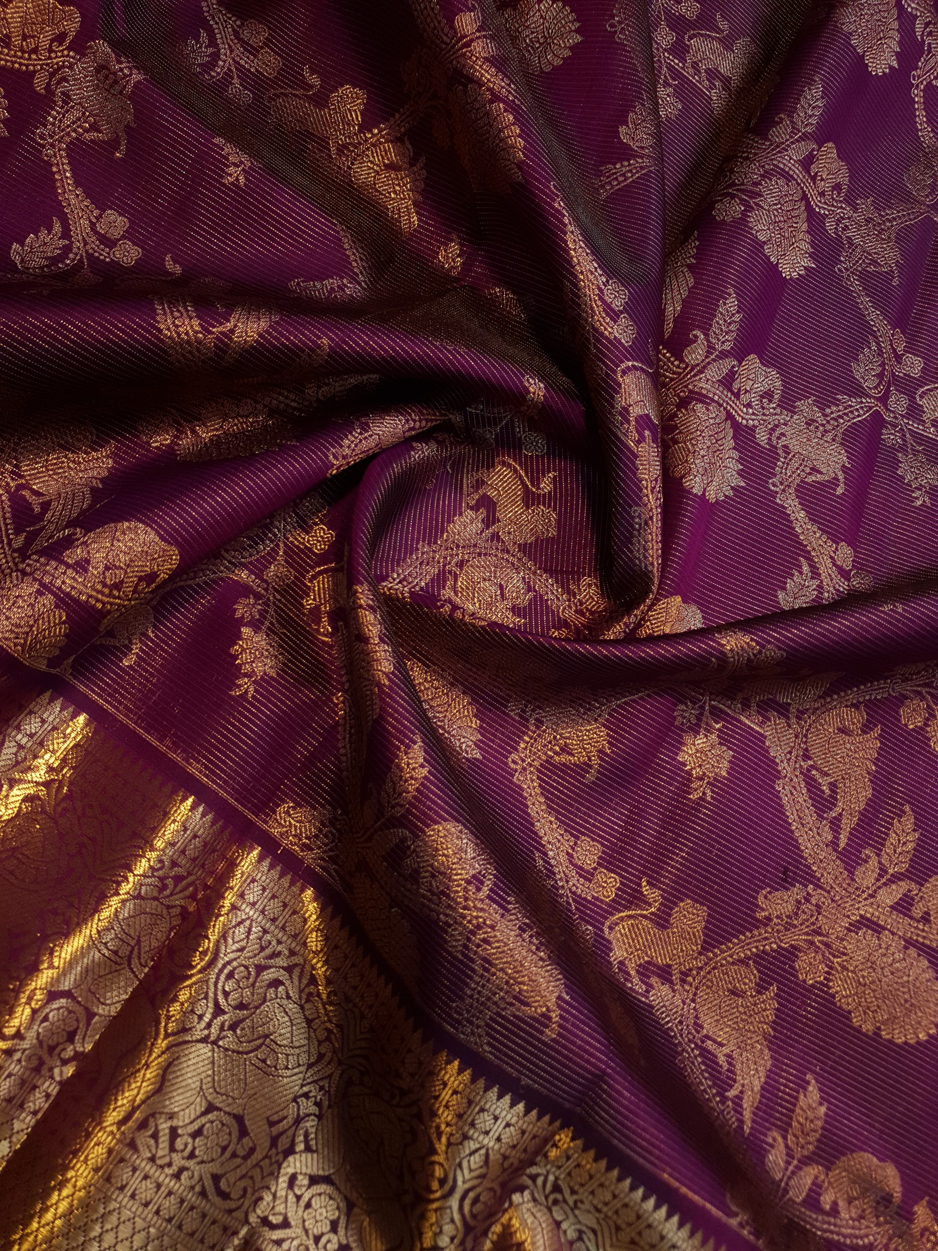 Magenta Kanchipuram handloom silk saree featuring 2G gold vairaoosi stripes, traditional floral motifs, a rich zari border, and Silk Mark certification.