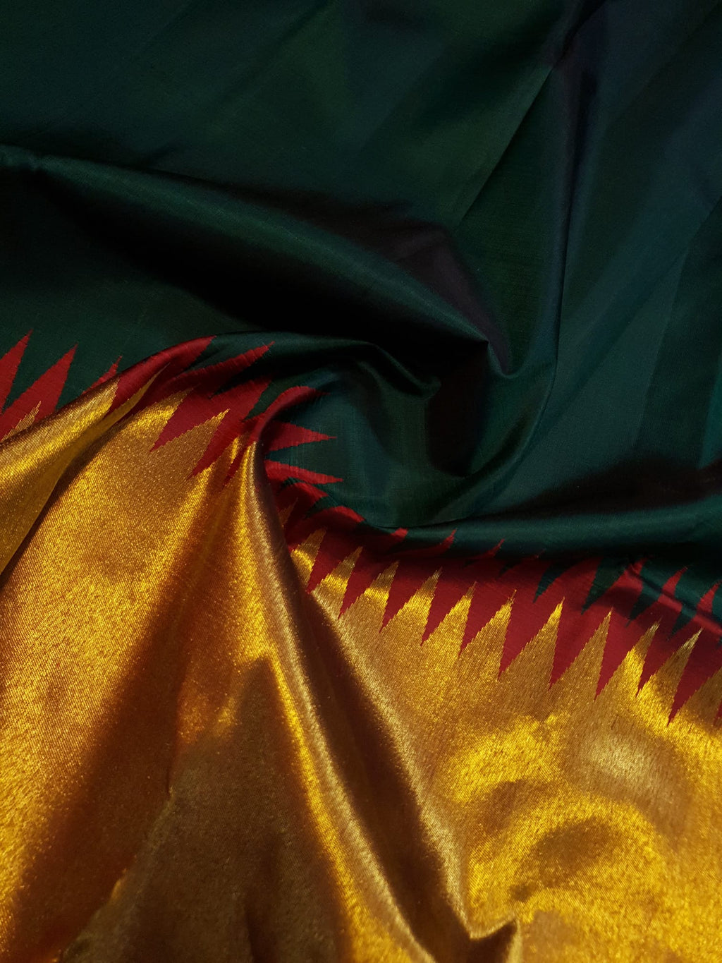 Bottle Green Kanchipuram Handloom 2G Gold Temple Silk Saree, a stunning embodiment of South Indian weaving traditions