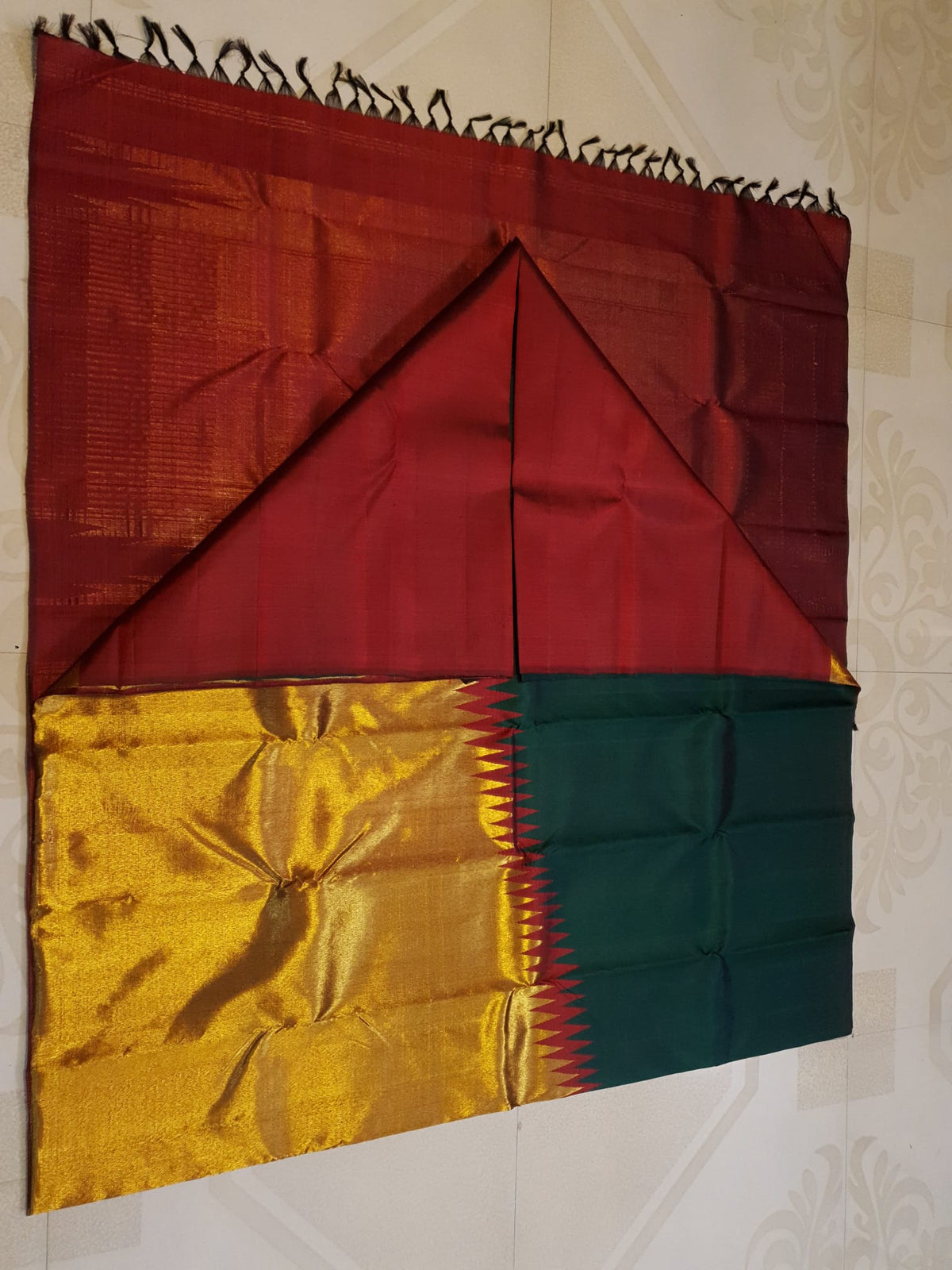 Bottle Green Kanchipuram Handloom 2G Gold Temple Silk Saree, a stunning embodiment of South Indian weaving traditions