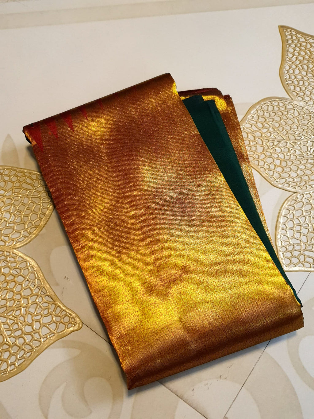 Bottle Green Kanchipuram Handloom 2G Gold Temple Silk Saree, a stunning embodiment of South Indian weaving traditions