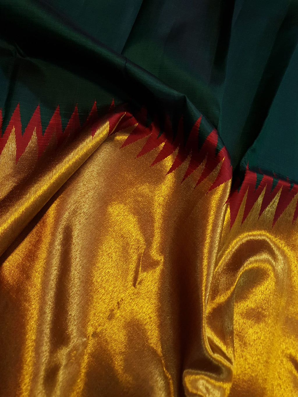 Bottle Green Kanchipuram Handloom 2G Gold Temple Silk Saree, a stunning embodiment of South Indian weaving traditions