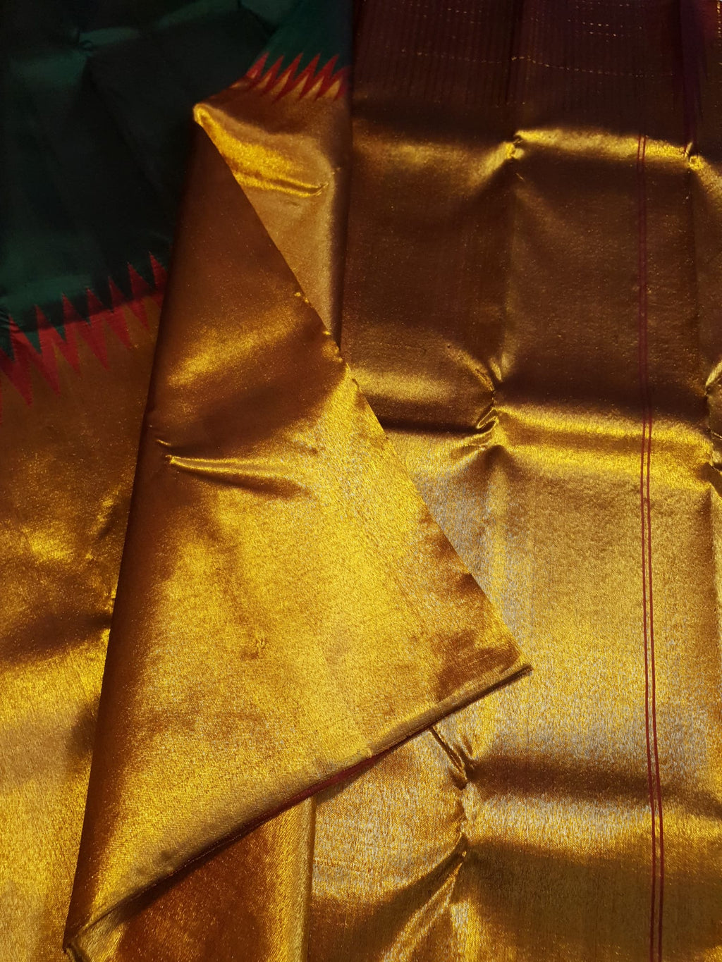 Bottle Green Kanchipuram Handloom 2G Gold Temple Silk Saree, a stunning embodiment of South Indian weaving traditions