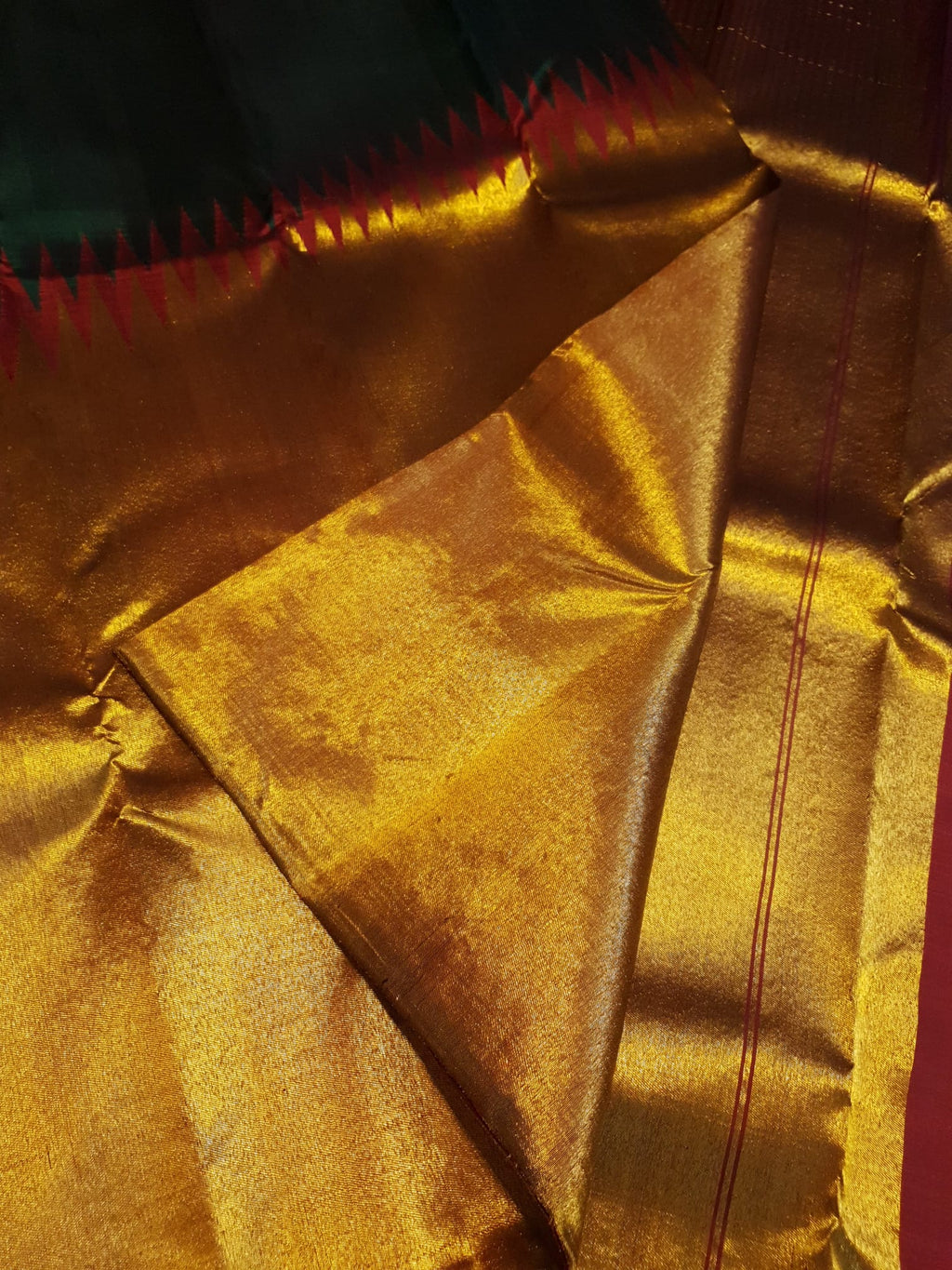 Bottle Green Kanchipuram Handloom 2G Gold Temple Silk Saree, a stunning embodiment of South Indian weaving traditions