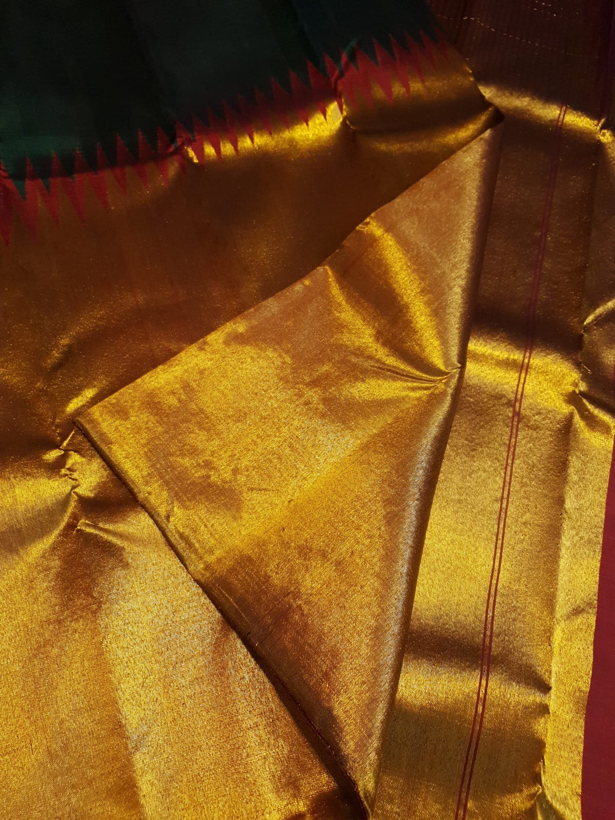 Bottle Green Kanchipuram Handloom 2G Gold Temple Silk Saree, a stunning embodiment of South Indian weaving traditions