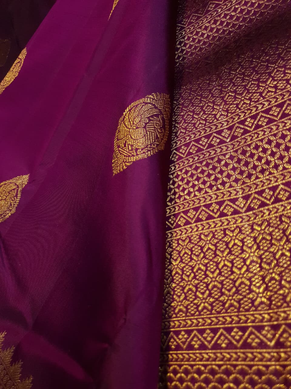 Elevate your ethnic wardrobe with this exquisite Magenta Kanchipuram Handloom 2G Pattu Silk Saree. Adorned with authentic gold zari and traditional motifs, it is the perfect choice for weddings and festive celebrations.