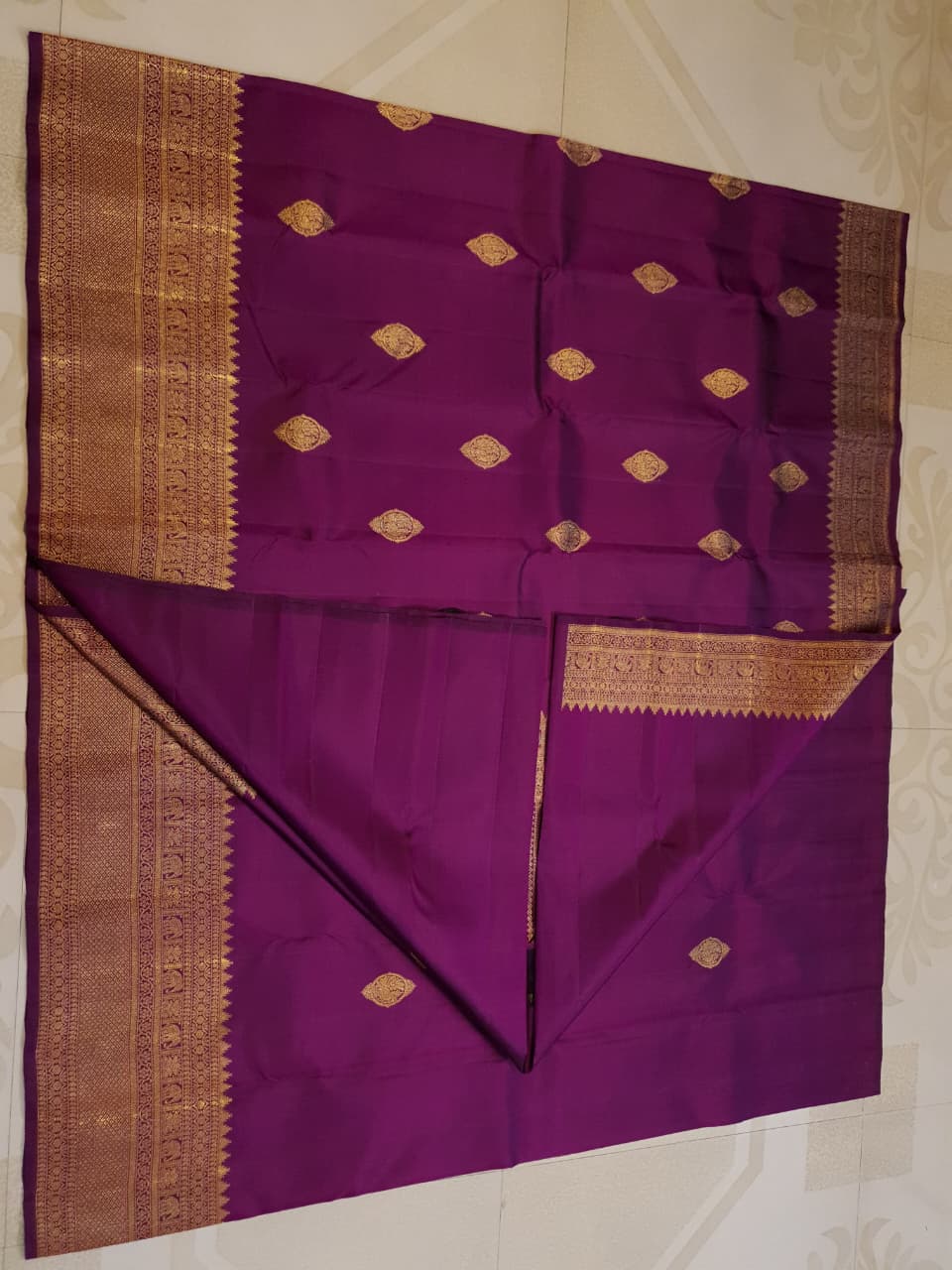 Elevate your ethnic wardrobe with this exquisite Magenta Kanchipuram Handloom 2G Pattu Silk Saree. Adorned with authentic gold zari and traditional motifs, it is the perfect choice for weddings and festive celebrations.