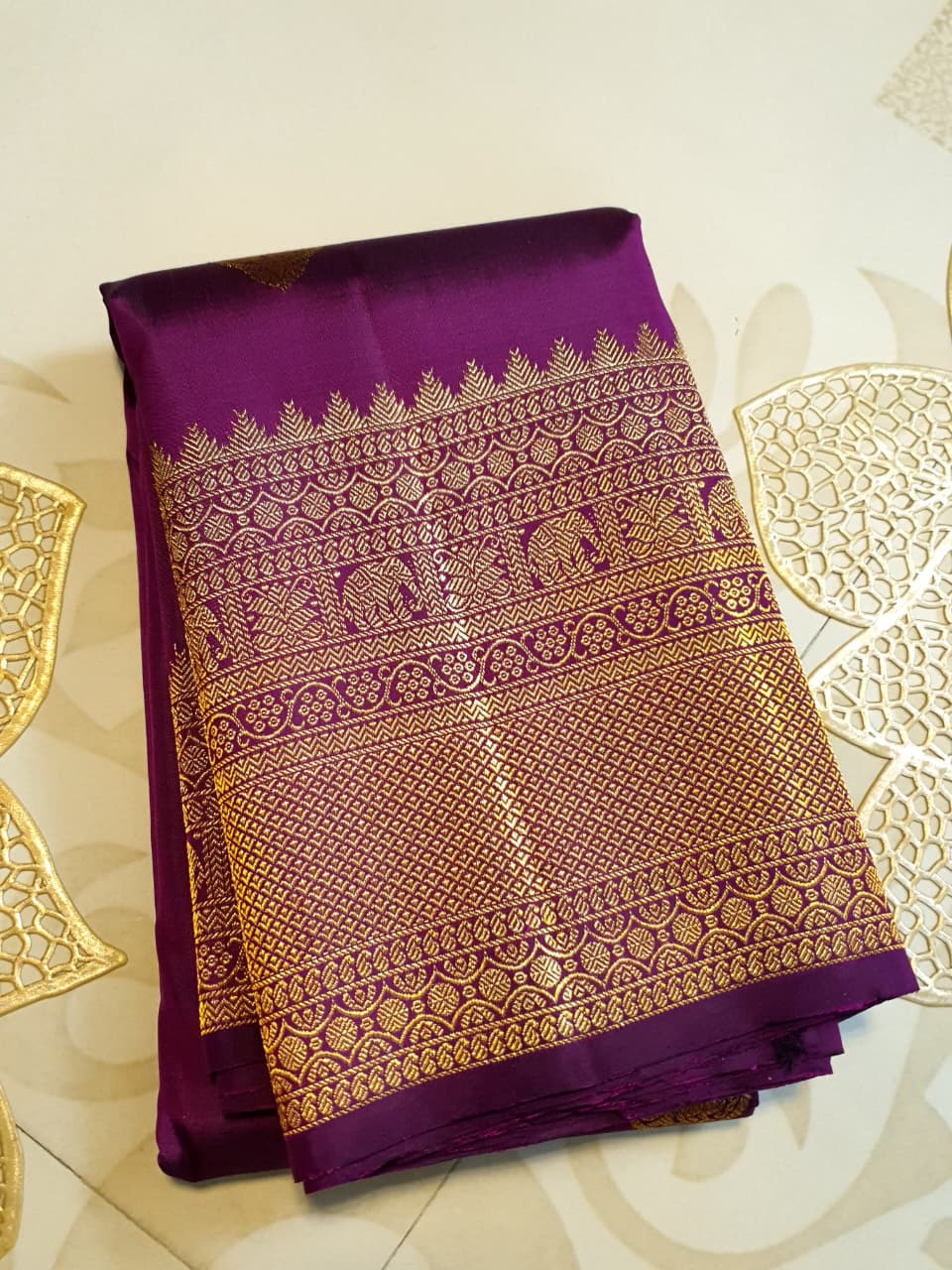Elevate your ethnic wardrobe with this exquisite Magenta Kanchipuram Handloom 2G Pattu Silk Saree. Adorned with authentic gold zari and traditional motifs, it is the perfect choice for weddings and festive celebrations.