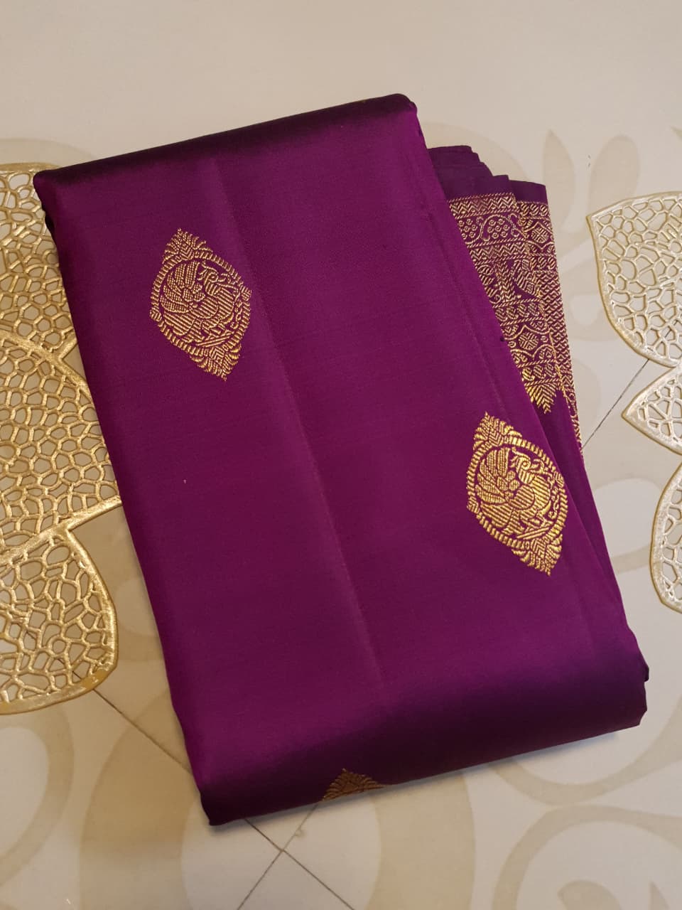 Elevate your ethnic wardrobe with this exquisite Magenta Kanchipuram Handloom 2G Pattu Silk Saree. Adorned with authentic gold zari and traditional motifs, it is the perfect choice for weddings and festive celebrations.
