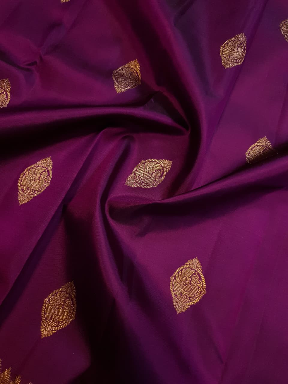 Elevate your ethnic wardrobe with this exquisite Magenta Kanchipuram Handloom 2G Pattu Silk Saree. Adorned with authentic gold zari and traditional motifs, it is the perfect choice for weddings and festive celebrations.