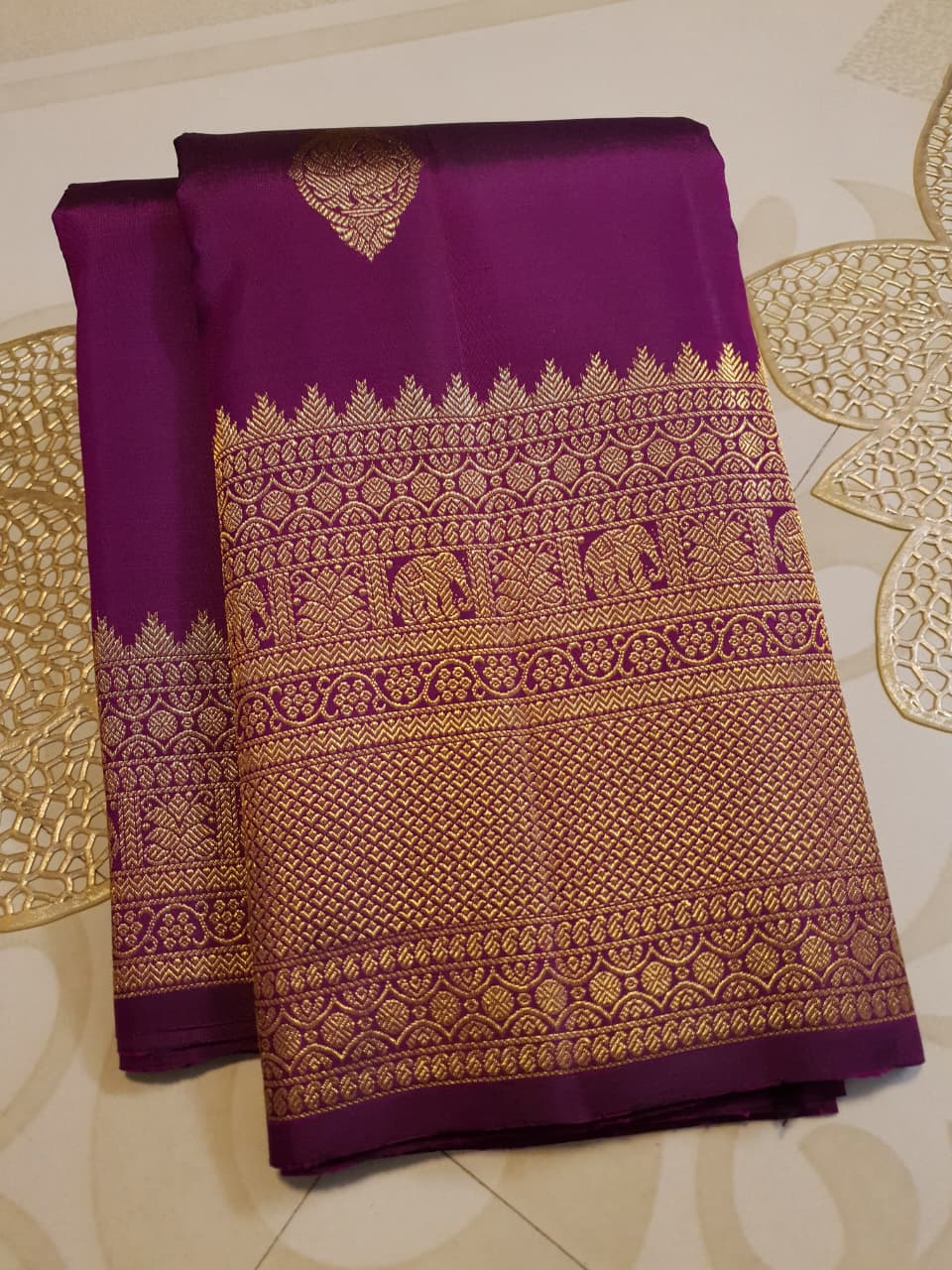 Elevate your ethnic wardrobe with this exquisite Magenta Kanchipuram Handloom 2G Pattu Silk Saree. Adorned with authentic gold zari and traditional motifs, it is the perfect choice for weddings and festive celebrations.