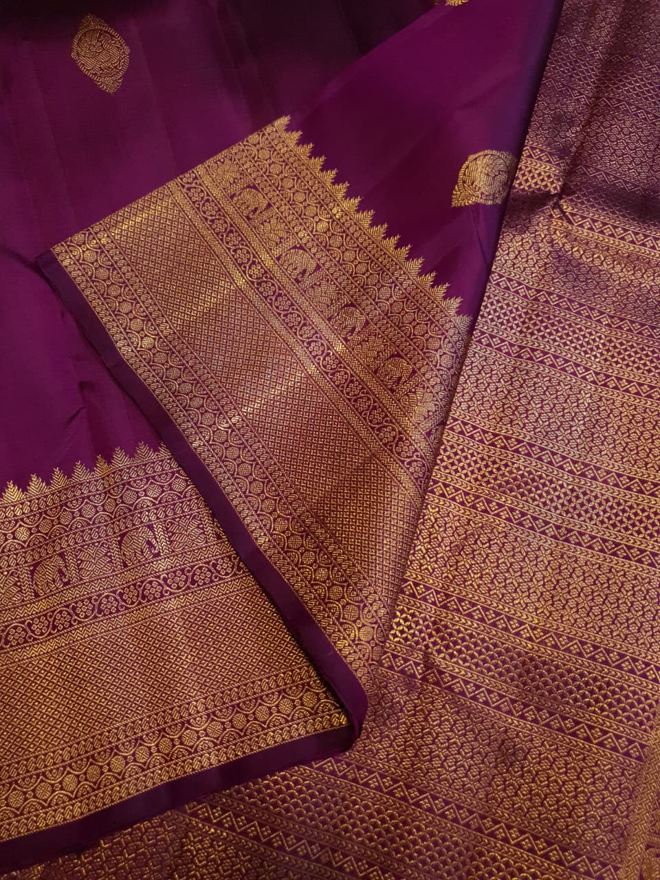 Elevate your ethnic wardrobe with this exquisite Magenta Kanchipuram Handloom 2G Pattu Silk Saree. Adorned with authentic gold zari and traditional motifs, it is the perfect choice for weddings and festive celebrations.