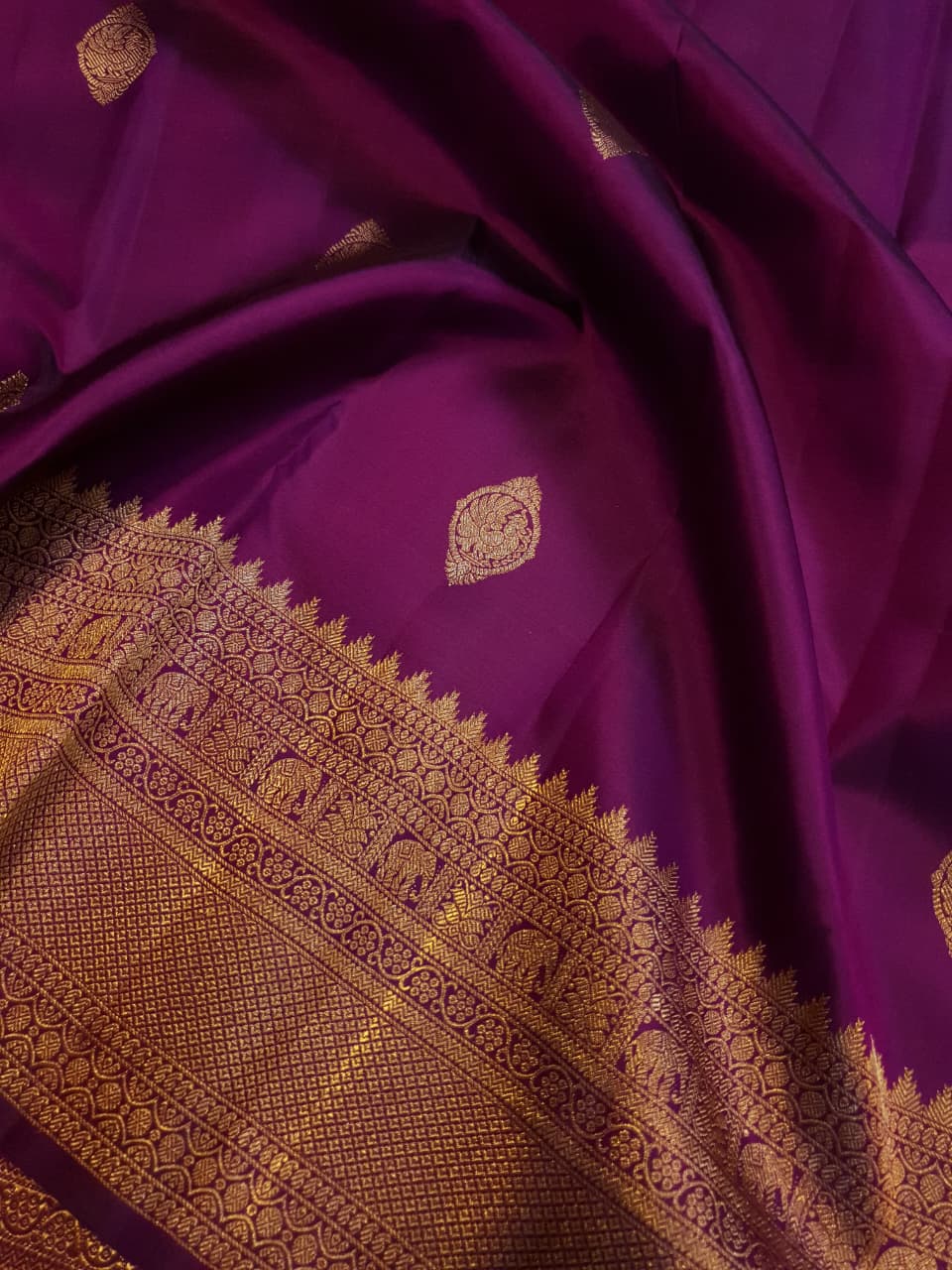 Elevate your ethnic wardrobe with this exquisite Magenta Kanchipuram Handloom 2G Pattu Silk Saree. Adorned with authentic gold zari and traditional motifs, it is the perfect choice for weddings and festive celebrations.