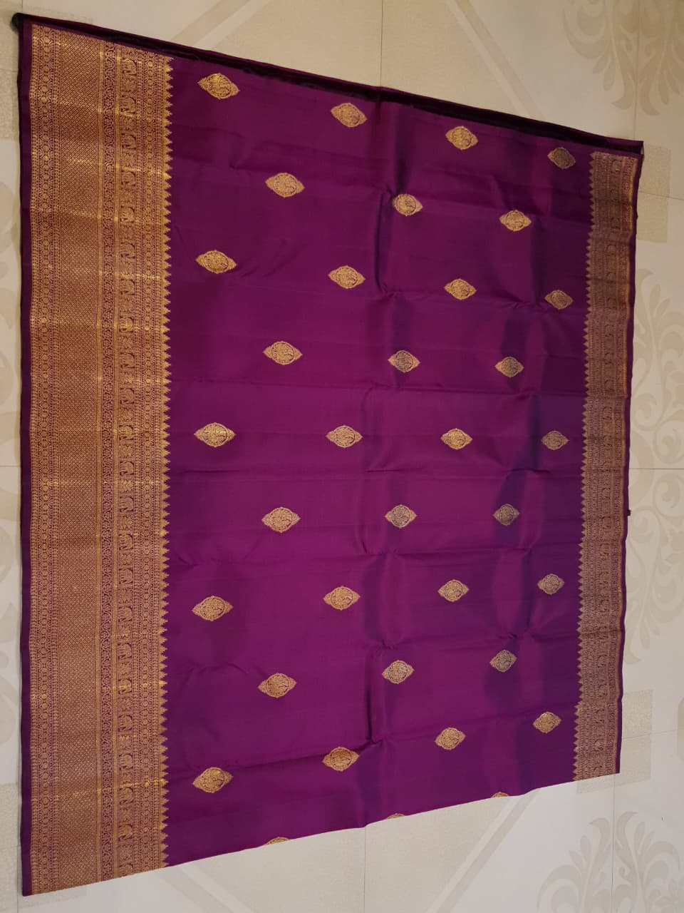 Elevate your ethnic wardrobe with this exquisite Magenta Kanchipuram Handloom 2G Pattu Silk Saree. Adorned with authentic gold zari and traditional motifs, it is the perfect choice for weddings and festive celebrations.