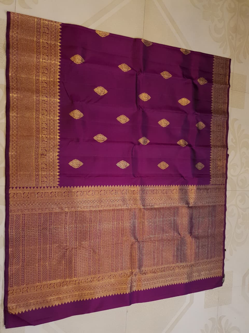 Elevate your ethnic wardrobe with this exquisite Magenta Kanchipuram Handloom 2G Pattu Silk Saree. Adorned with authentic gold zari and traditional motifs, it is the perfect choice for weddings and festive celebrations.