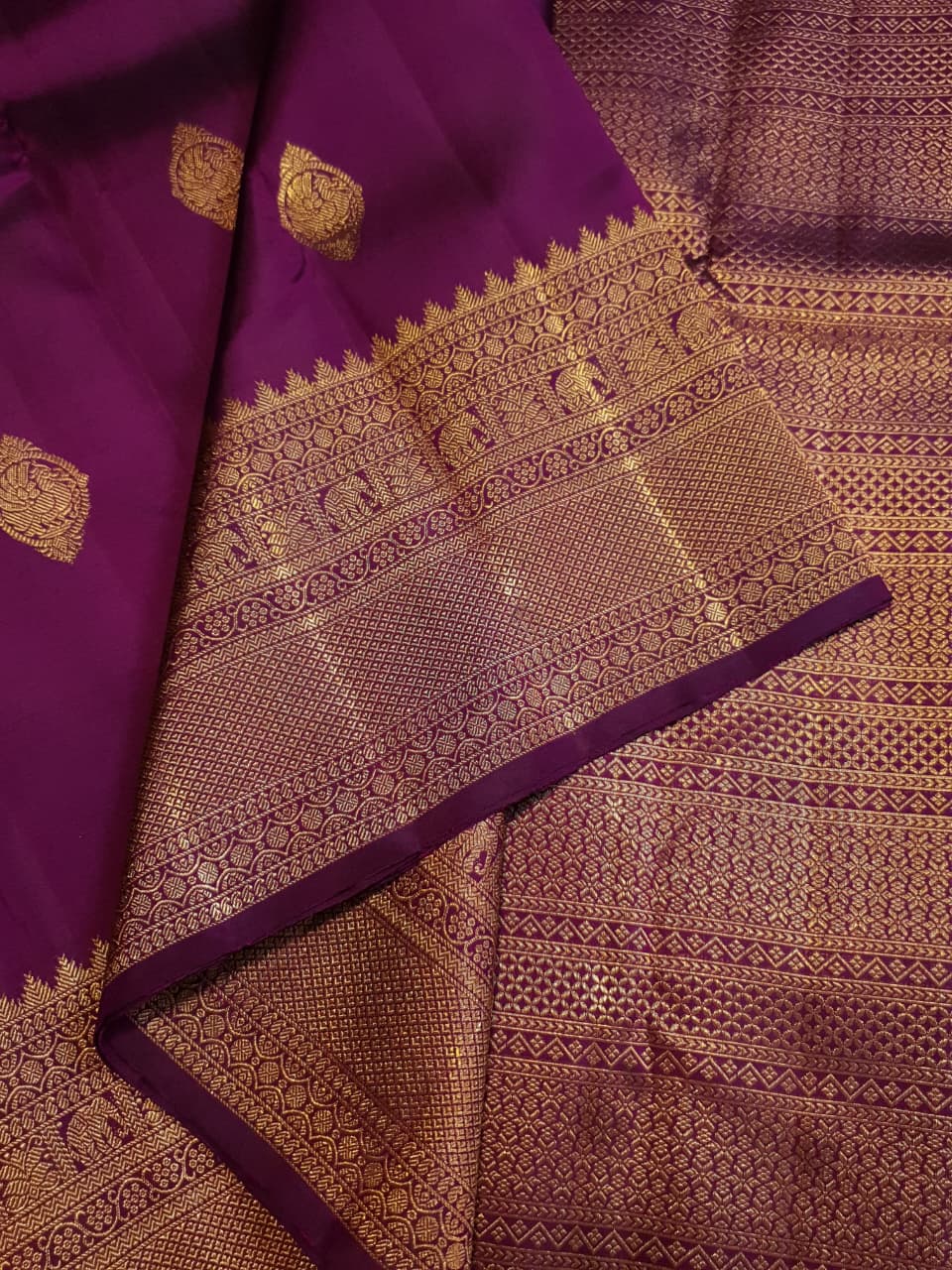 Elevate your ethnic wardrobe with this exquisite Magenta Kanchipuram Handloom 2G Pattu Silk Saree. Adorned with authentic gold zari and traditional motifs, it is the perfect choice for weddings and festive celebrations.