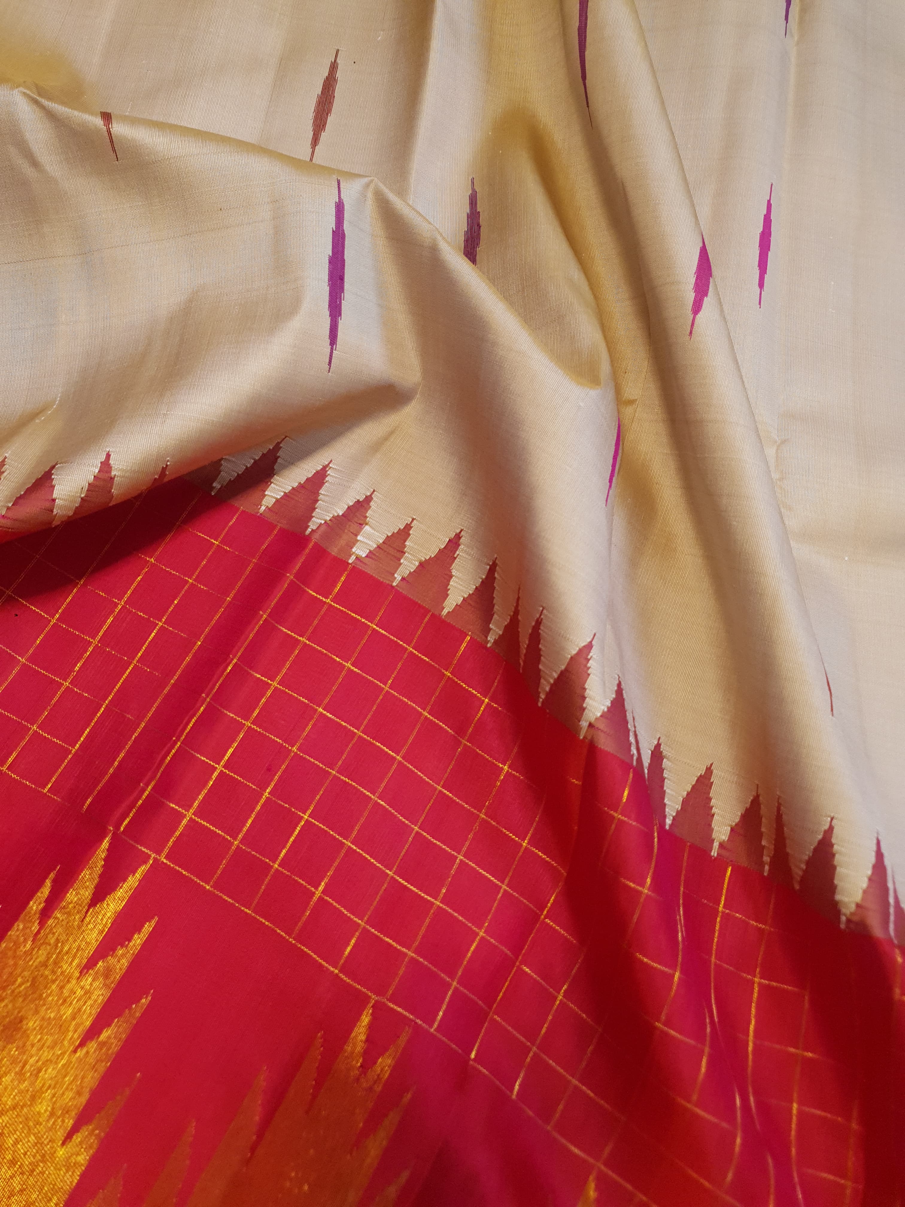Elegant Beige handloom Kanchipuram 2G gold korvai silk saree featuring a magenta pink temple border and rich gold zari pallu.