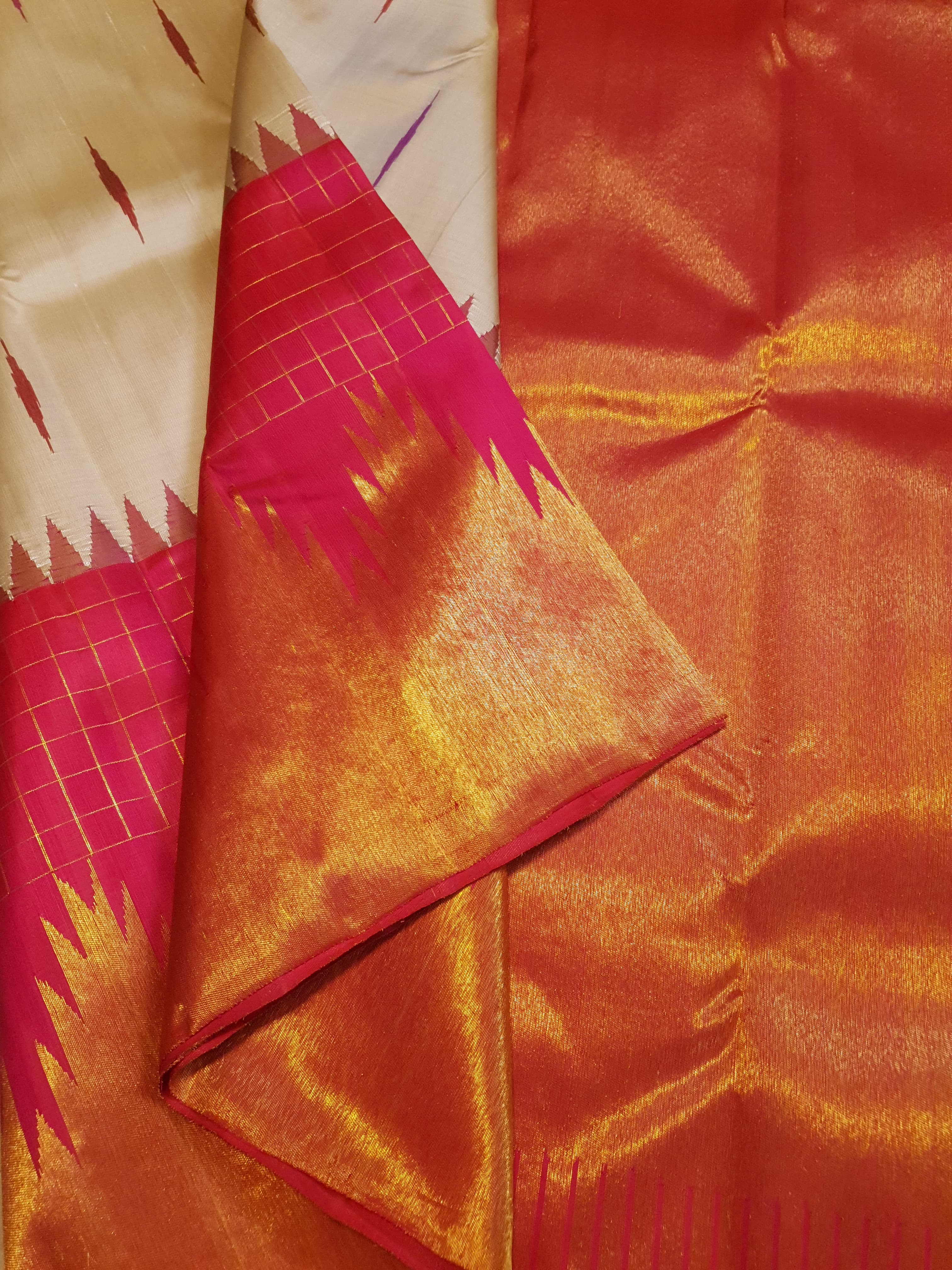 Elegant Beige handloom Kanchipuram 2G gold korvai silk saree featuring a magenta pink temple border and rich gold zari pallu.