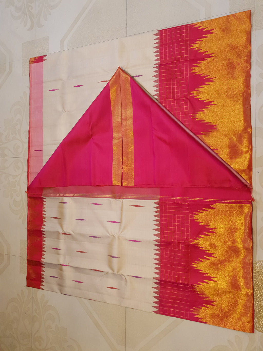 Elegant Beige handloom Kanchipuram 2G gold korvai silk saree featuring a magenta pink temple border and rich gold zari pallu.