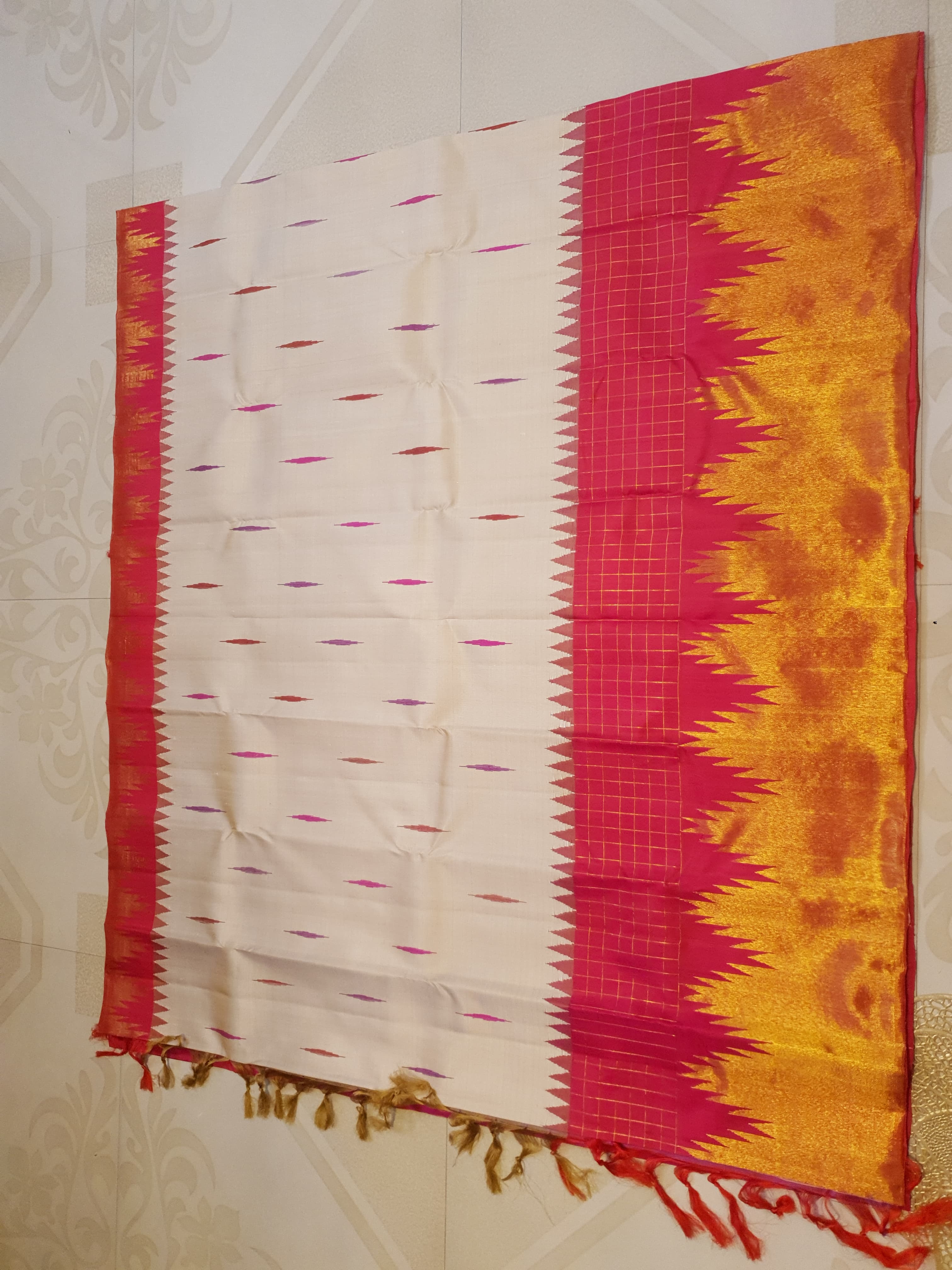 Elegant Beige handloom Kanchipuram 2G gold korvai silk saree featuring a magenta pink temple border and rich gold zari pallu.