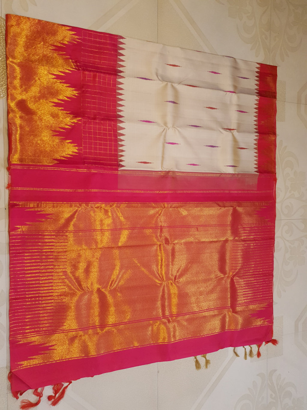 Elegant Beige handloom Kanchipuram 2G gold korvai silk saree featuring a magenta pink temple border and rich gold zari pallu.
