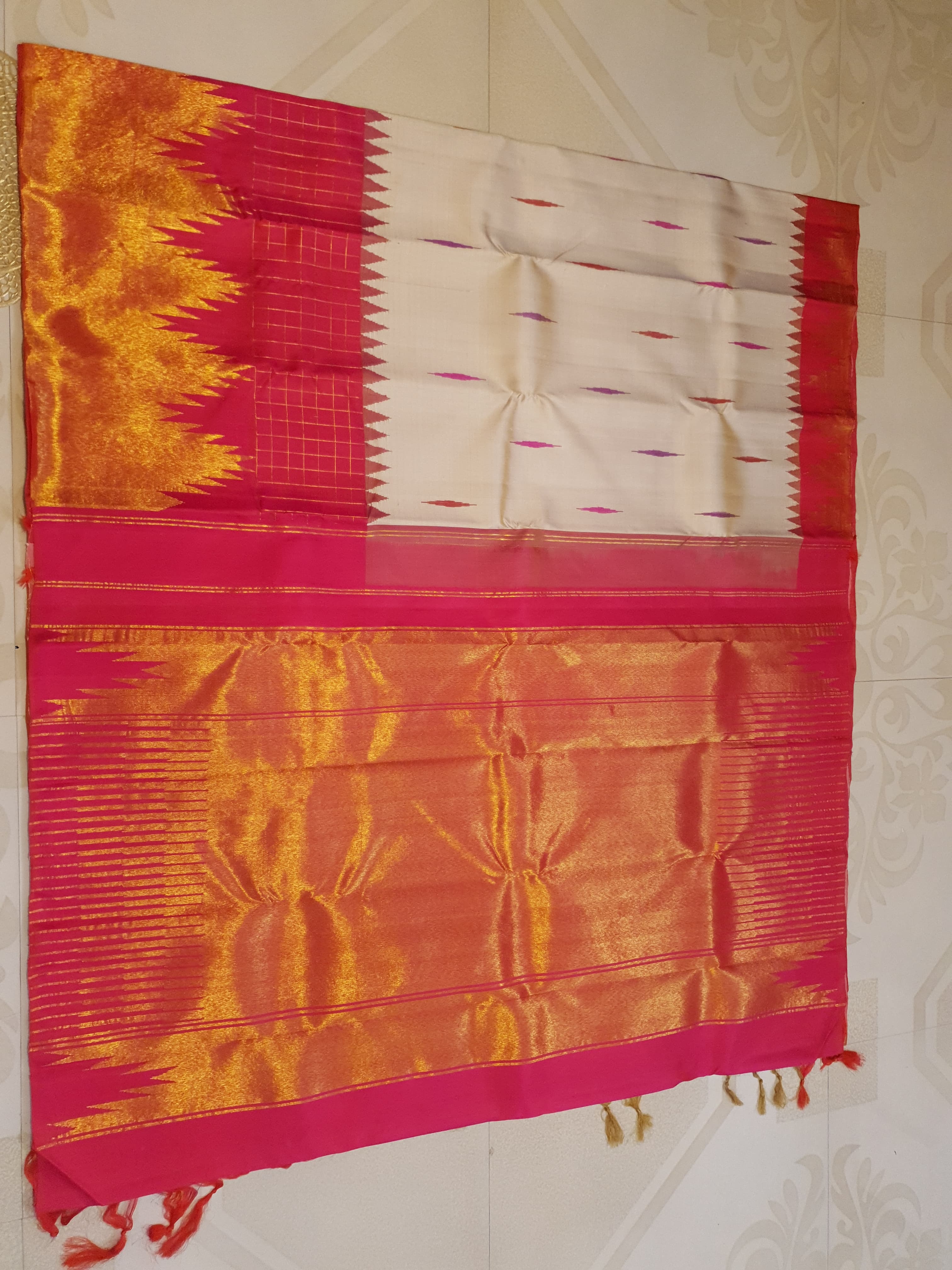 Elegant Beige handloom Kanchipuram 2G gold korvai silk saree featuring a magenta pink temple border and rich gold zari pallu.