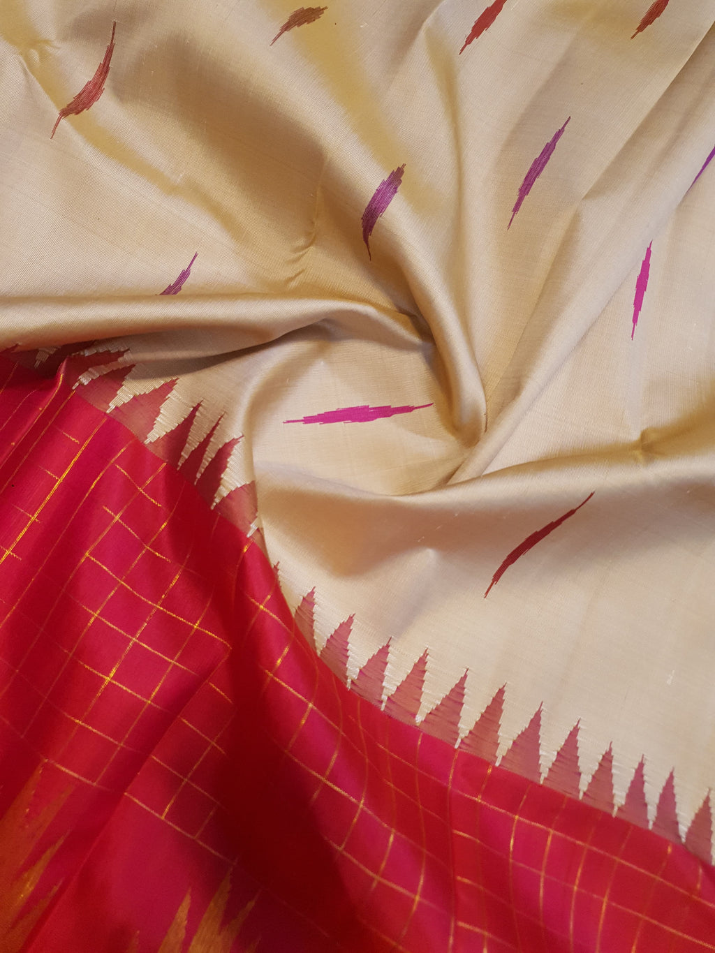 Elegant Beige handloom Kanchipuram 2G gold korvai silk saree featuring a magenta pink temple border and rich gold zari pallu.