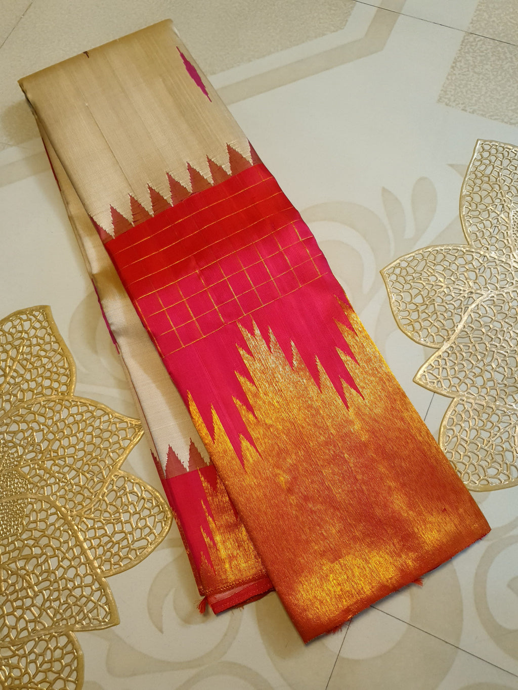 Elegant Beige handloom Kanchipuram 2G gold korvai silk saree featuring a magenta pink temple border and rich gold zari pallu.