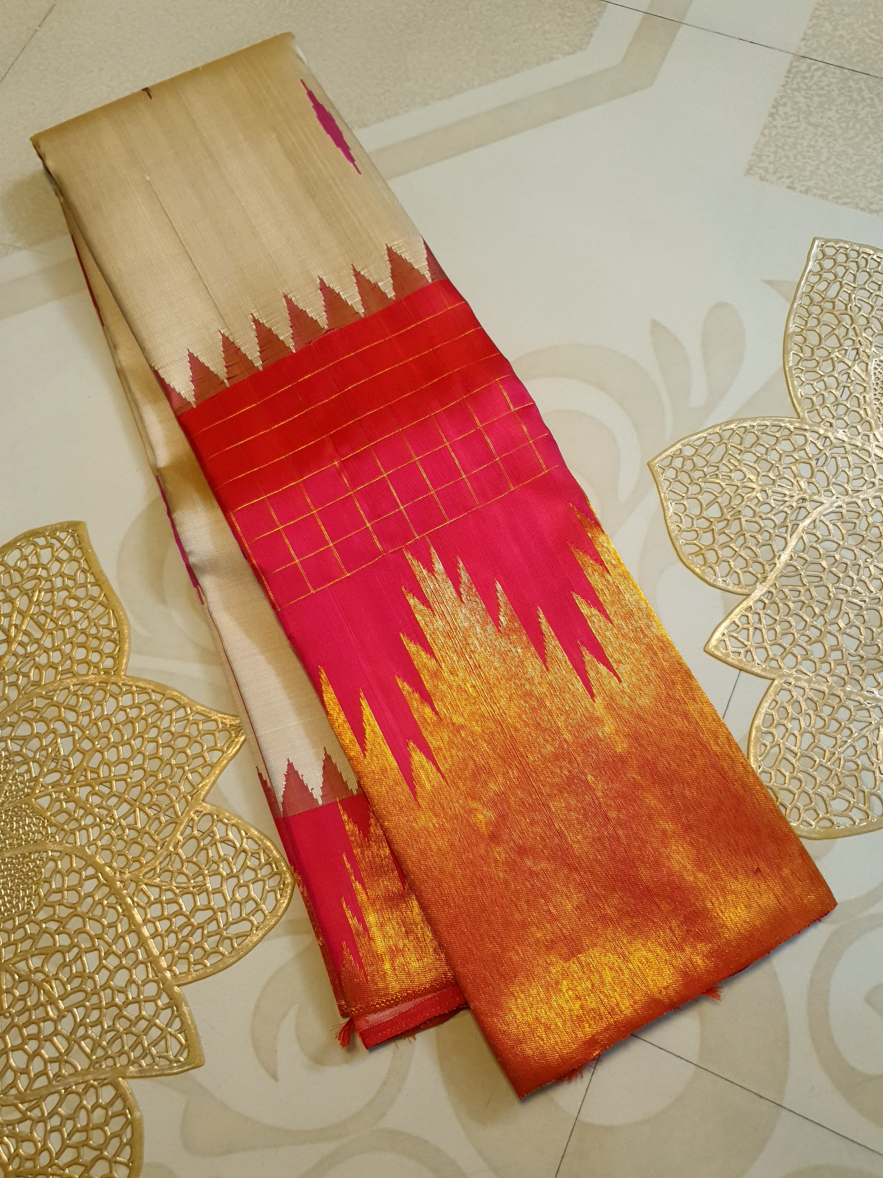 Elegant Beige handloom Kanchipuram 2G gold korvai silk saree featuring a magenta pink temple border and rich gold zari pallu.
