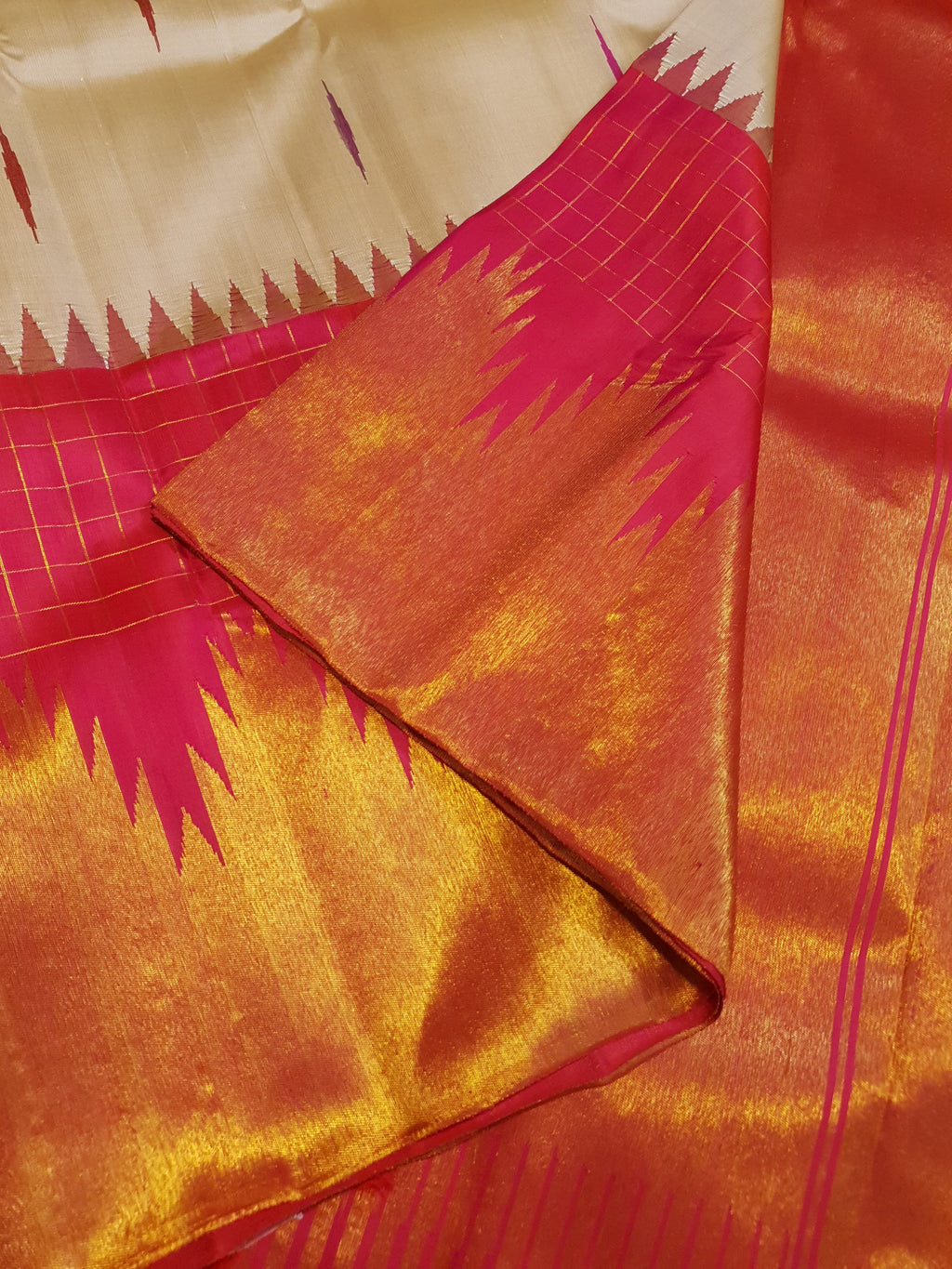 Elegant Beige handloom Kanchipuram 2G gold korvai silk saree featuring a magenta pink temple border and rich gold zari pallu.