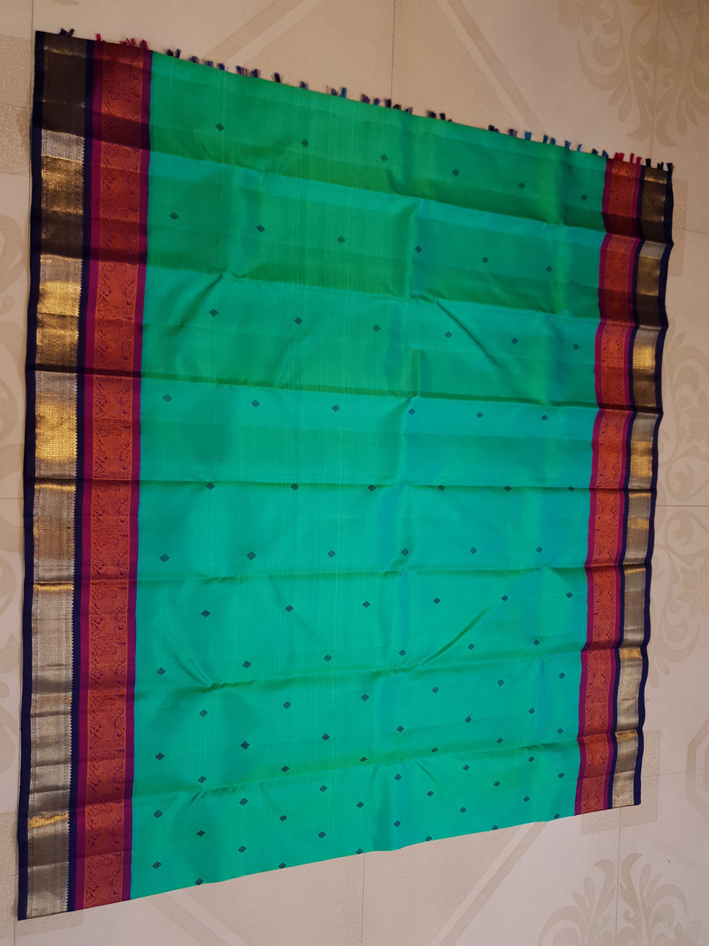 A radiant rexona green Kanchipuram handloom 3G gold vintage korvai silk saree showcasing two-tone contrast borders and intricate motifs.