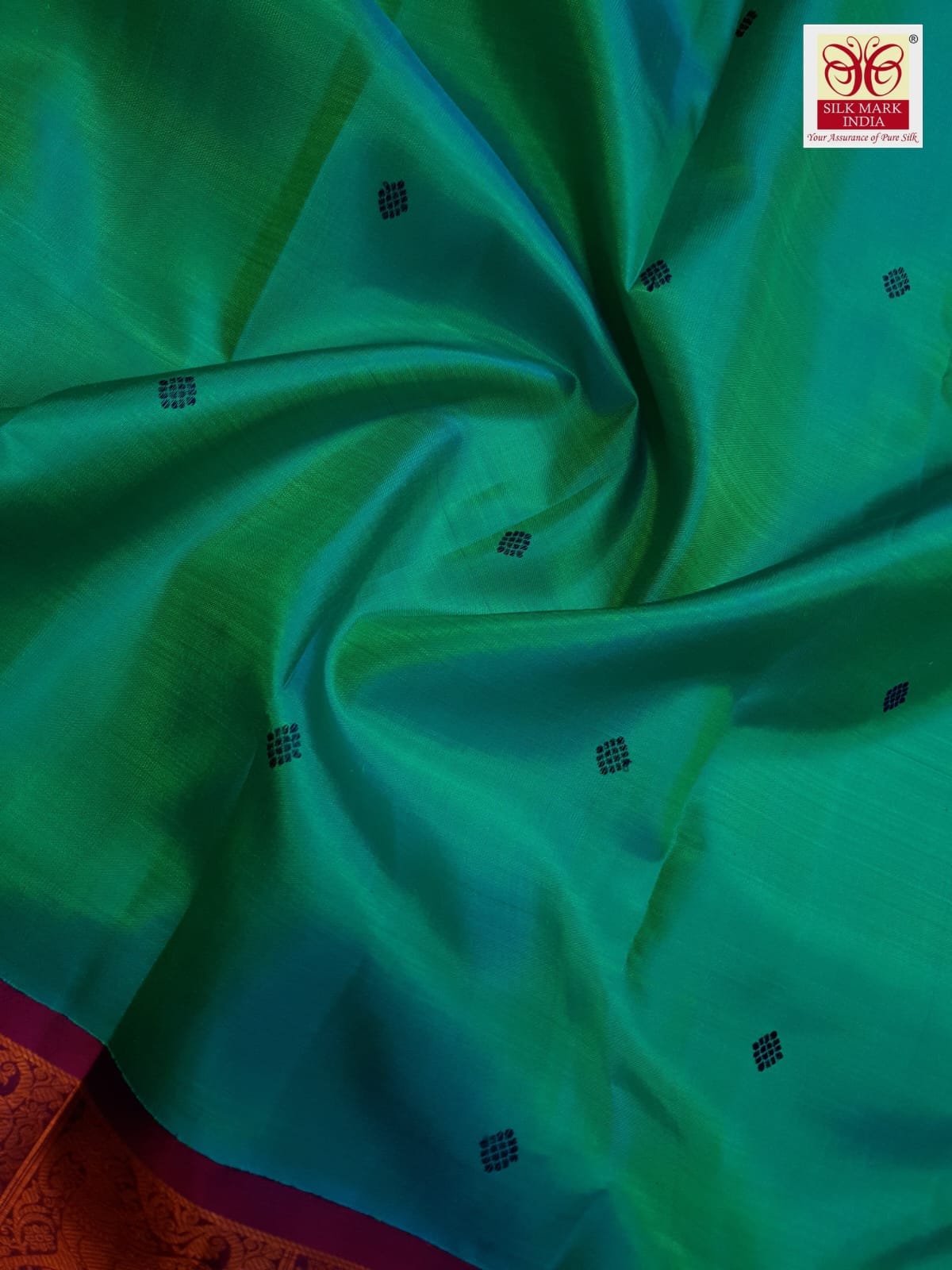 A radiant rexona green Kanchipuram handloom 3G gold vintage korvai silk saree showcasing two-tone contrast borders and intricate motifs.