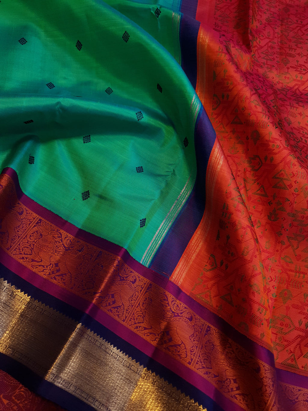 A radiant rexona green Kanchipuram handloom 3G gold vintage korvai silk saree showcasing two-tone contrast borders and intricate motifs.